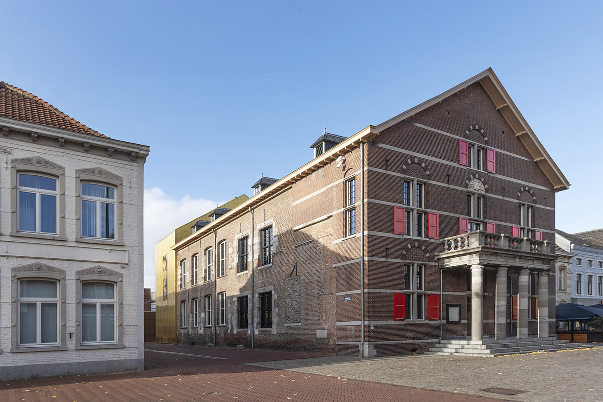 Maurice Mentjens renovates historic municipal museum with gold-skinned exterior in the heart of Weert