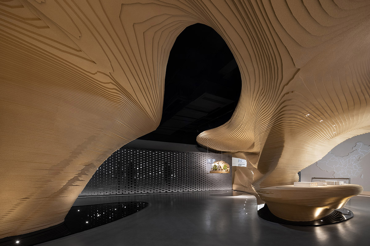 Giant free-form structure gives the feeling of 