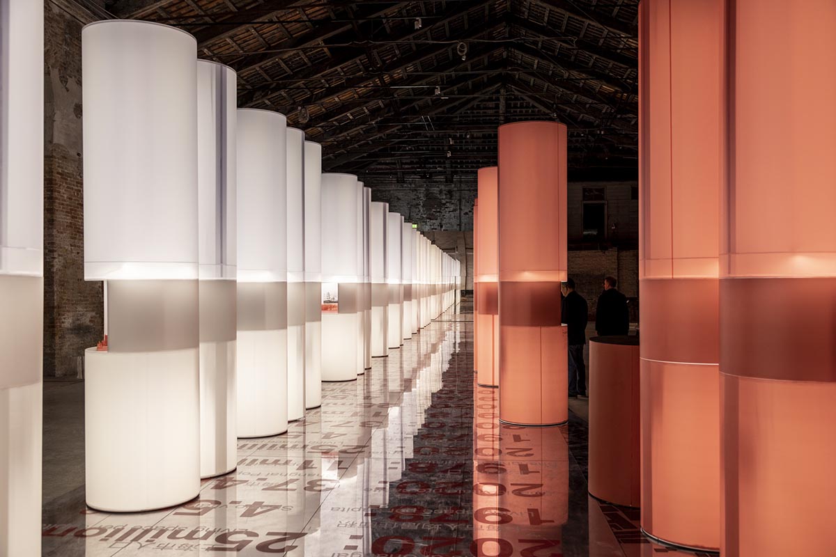 Giant collosal scrolls shine spotlight on China's 40 years of urbanization at Venice Biennale