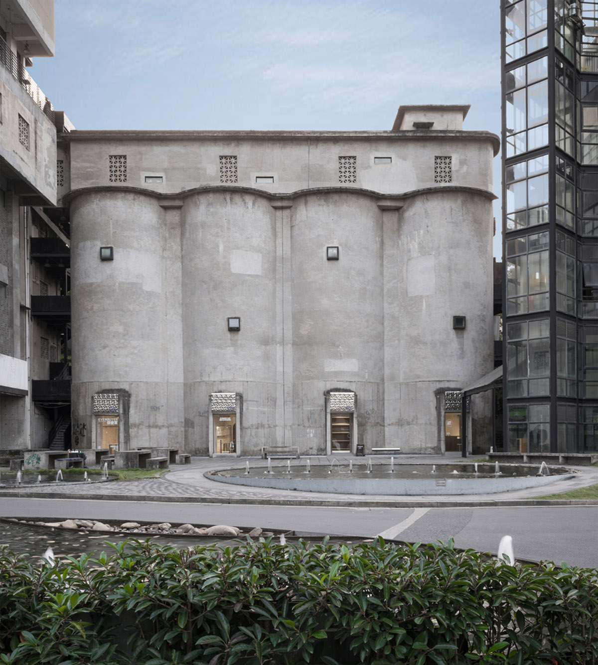 JIANGJIE DESIGN converts cylindrical cement plant into a fashion store in Hangzhou