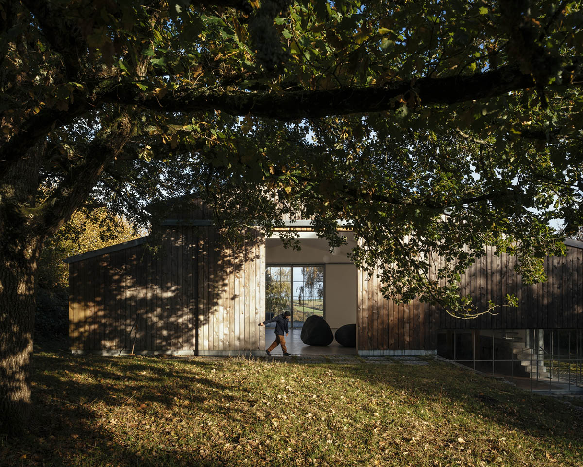 Thomas Randall-Page converts agricultural barn into an art studio in rural Devon