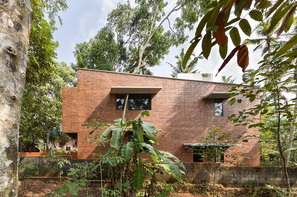 Шриджит Сринивас - АРХИТЕКТОРЫ построили узкий кирпичный дом с минимальными элементами в Индии 