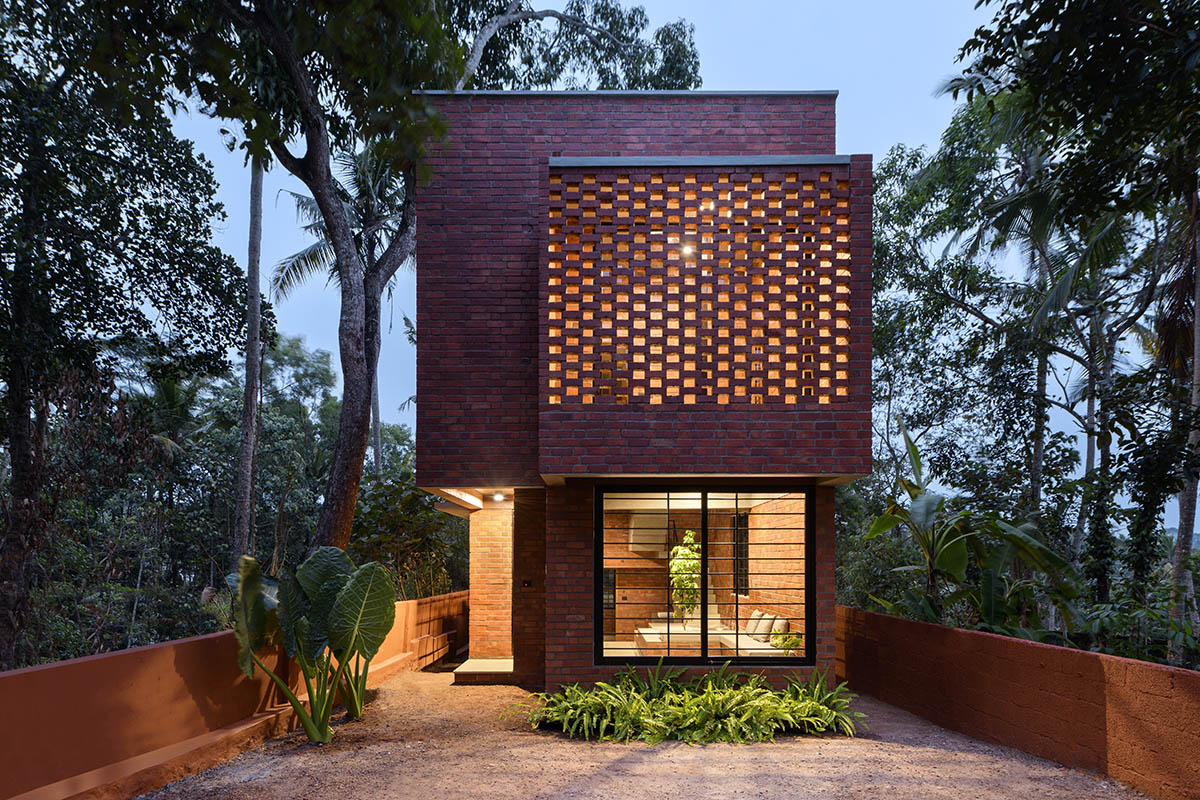 Шриджит Сринивас - АРХИТЕКТОРЫ построили узкий кирпичный дом с минимальными элементами в Индии 