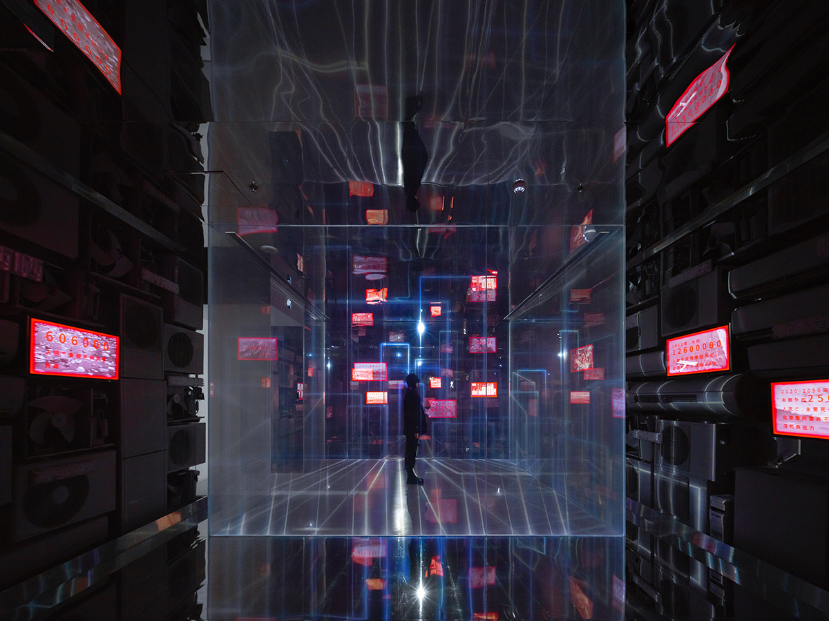 Giant free-form structure gives the feeling of 