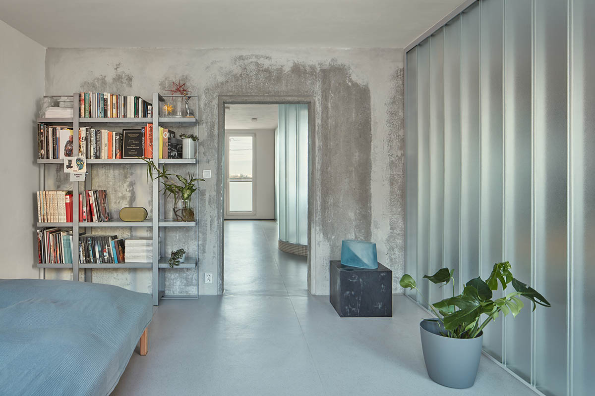Sculptor’s apartment is defined by translucent glass blocks to give a highest degree of freedom
