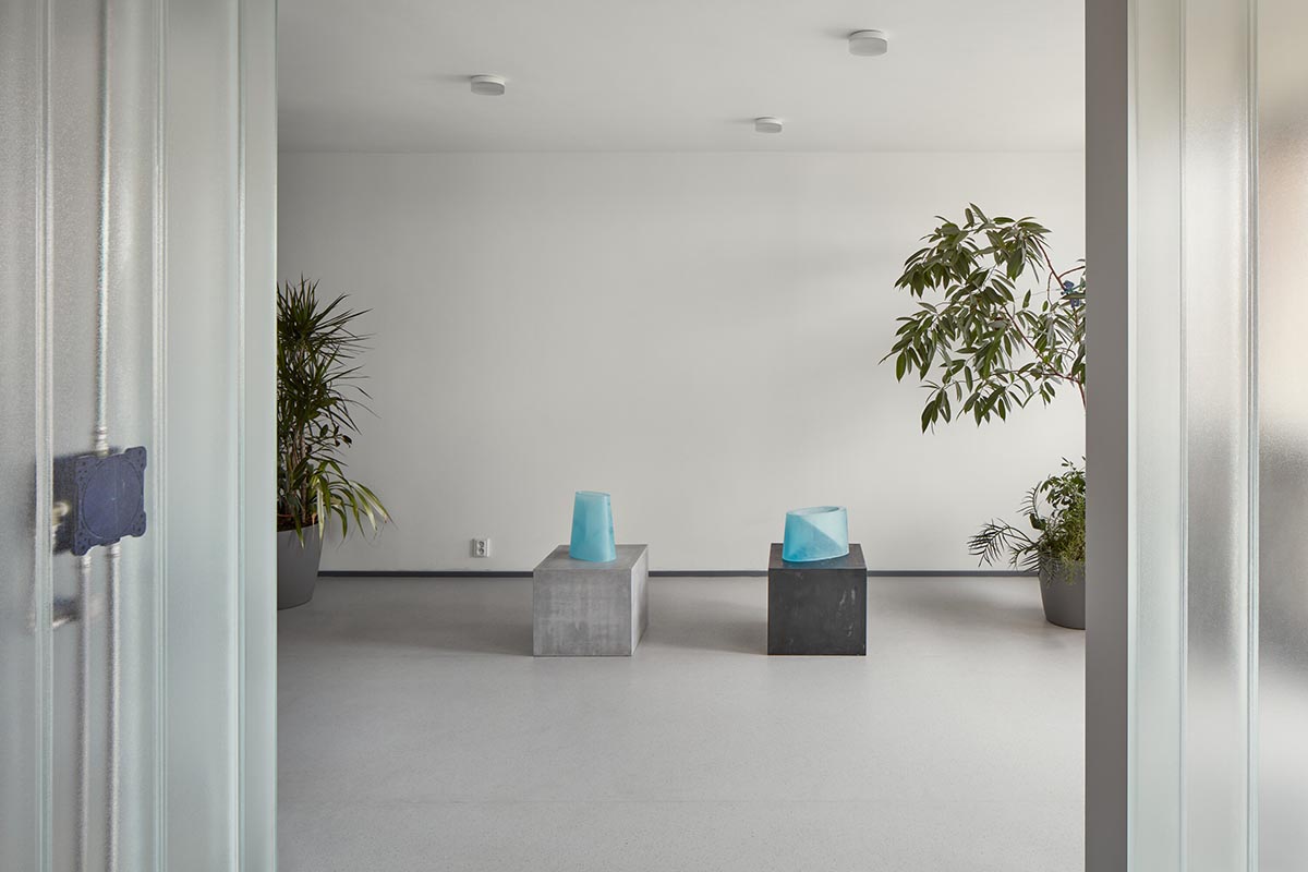Sculptor’s apartment is defined by translucent glass blocks to give a highest degree of freedom