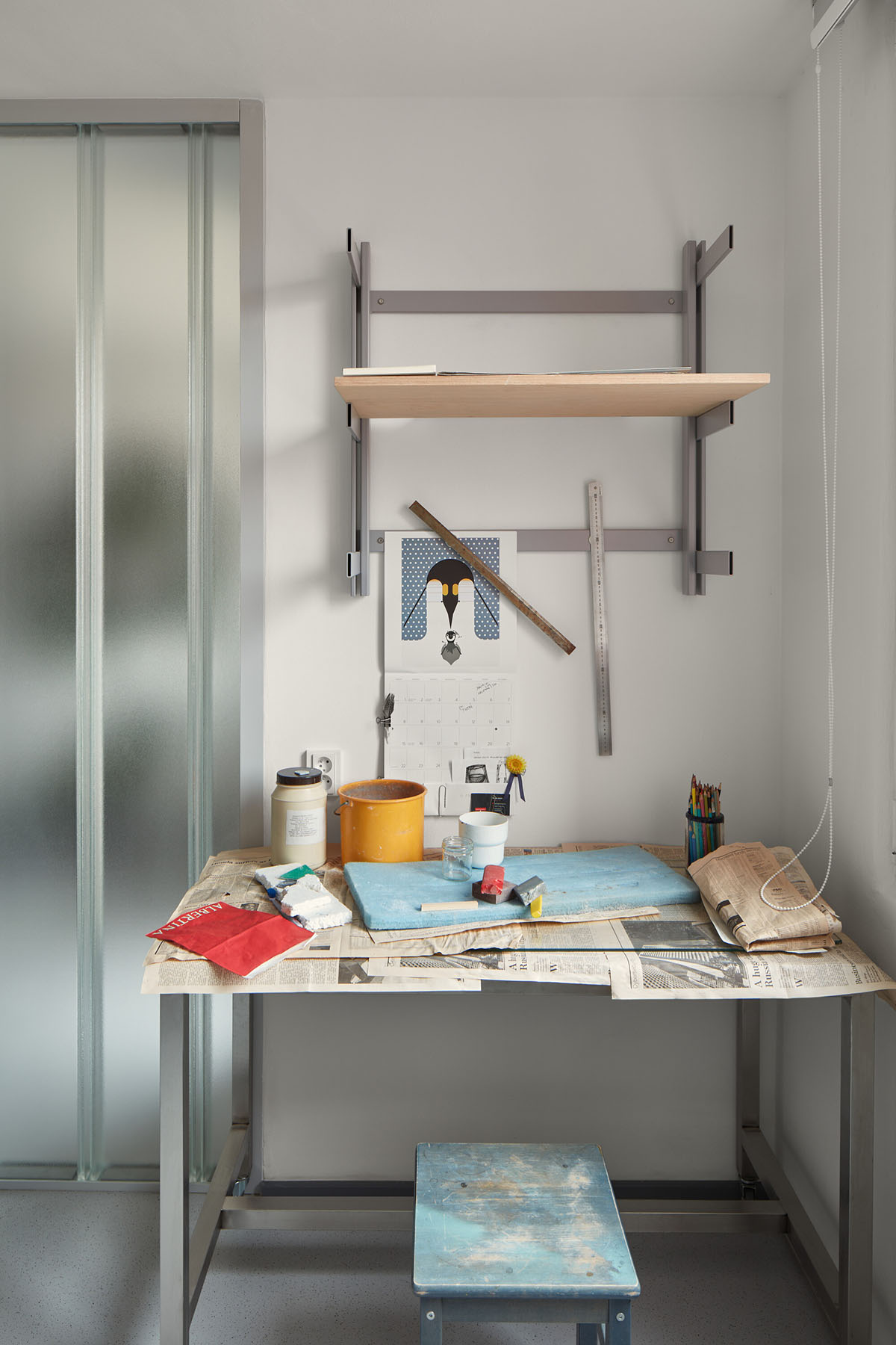 Sculptor’s apartment is defined by translucent glass blocks to give a highest degree of freedom