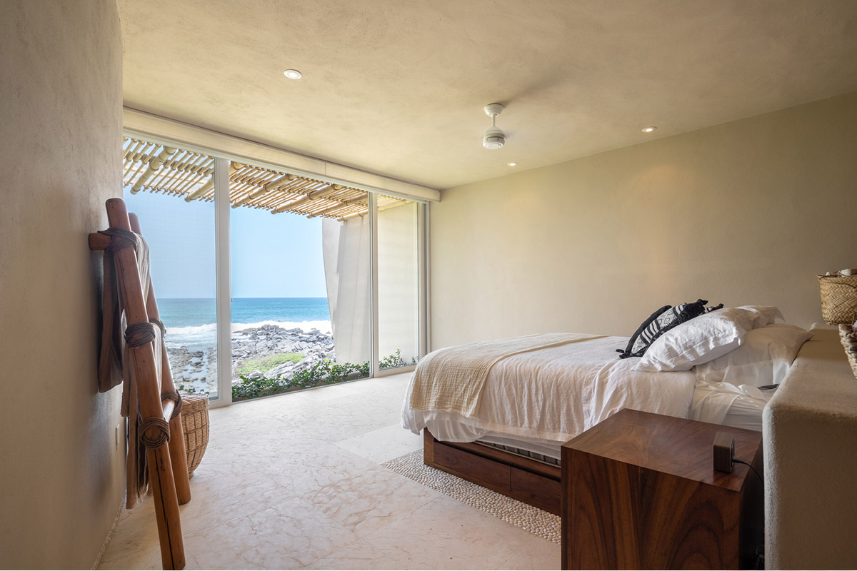 Zozaya Arquitectos built beachfront residences creating sculpted details in surf villa of Troncones