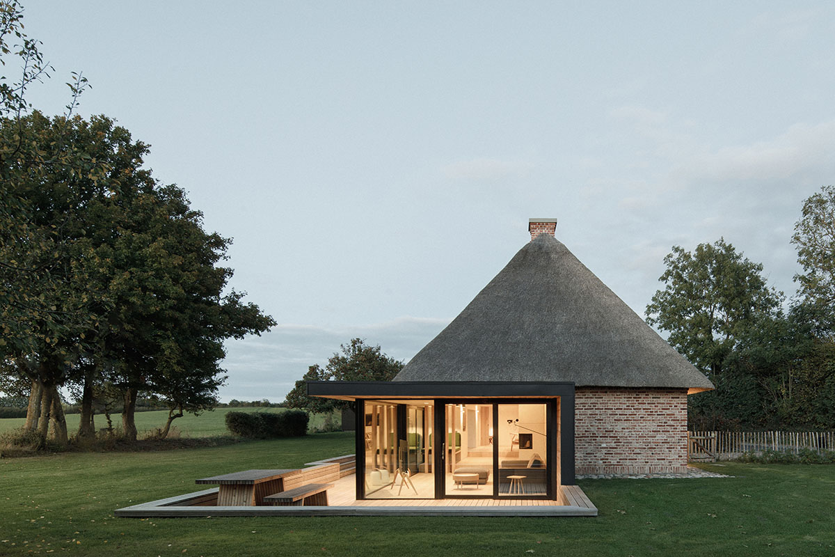 Jan Henrik Jansen and Marshall Blecher convert old thatched crofters cottage into a modern retreat