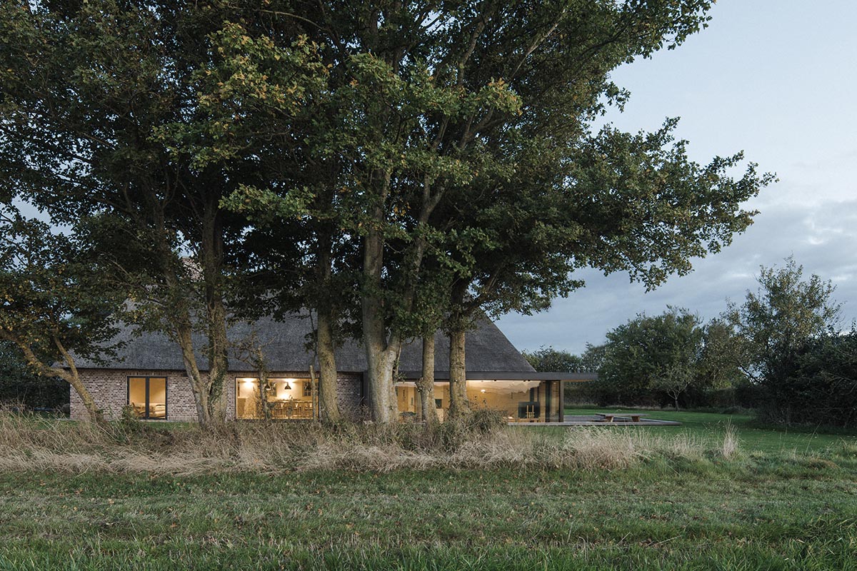 Jan Henrik Jansen and Marshall Blecher convert old thatched crofters cottage into a modern retreat