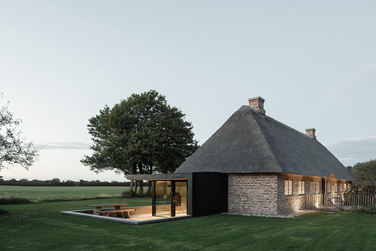 Jan Henrik Jansen and Marshall Blecher convert old thatched crofters cottage into a modern retreat