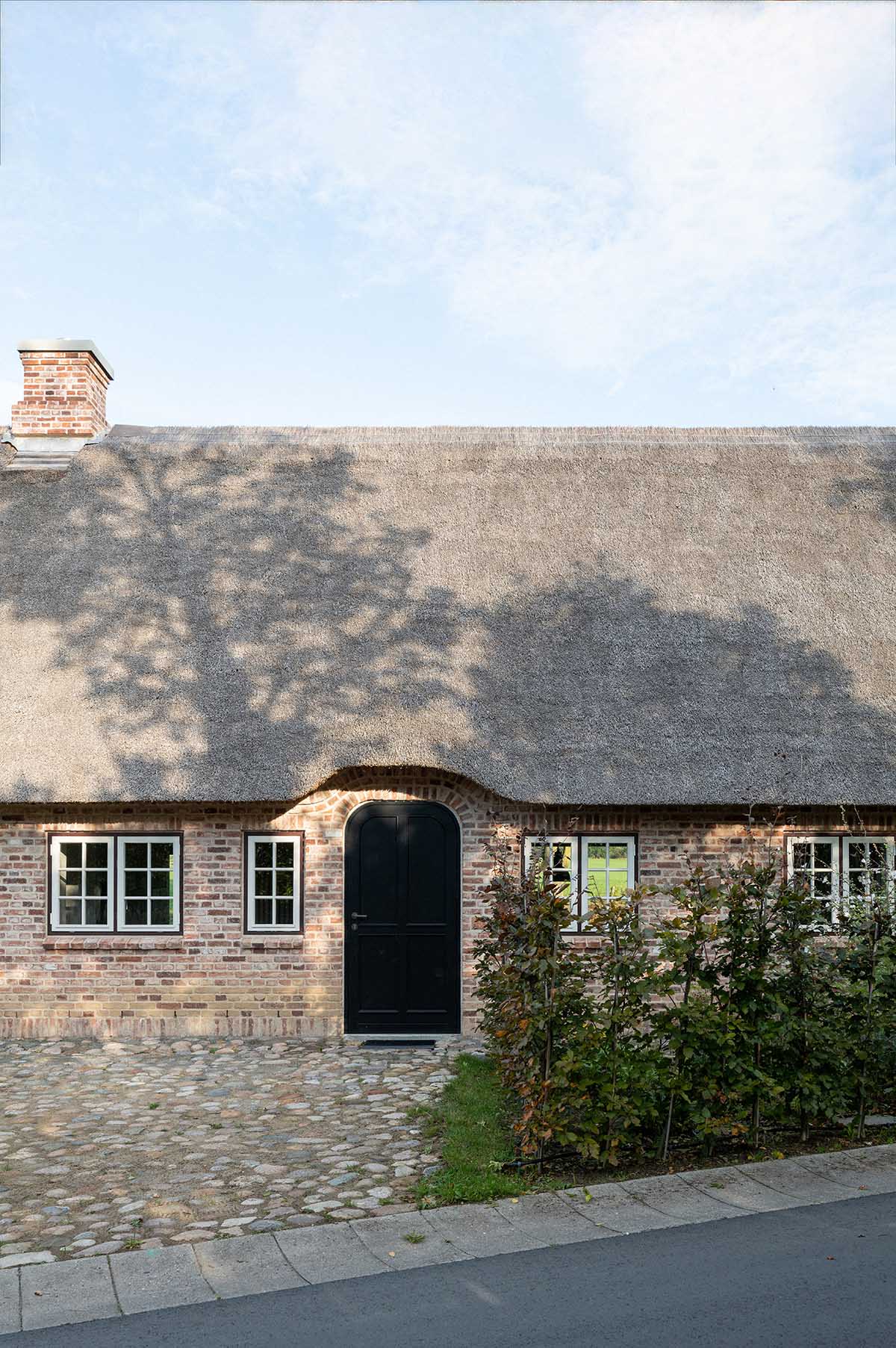 Jan Henrik Jansen and Marshall Blecher convert old thatched crofters cottage into a modern retreat