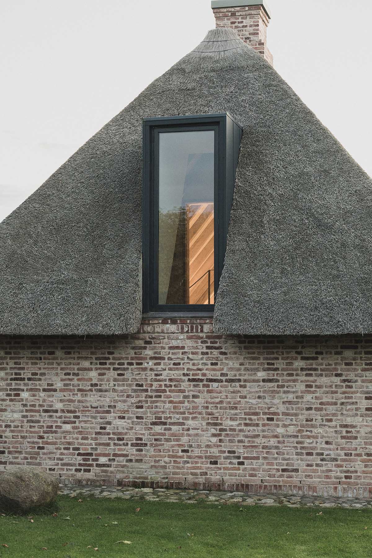 Jan Henrik Jansen and Marshall Blecher convert old thatched crofters cottage into a modern retreat