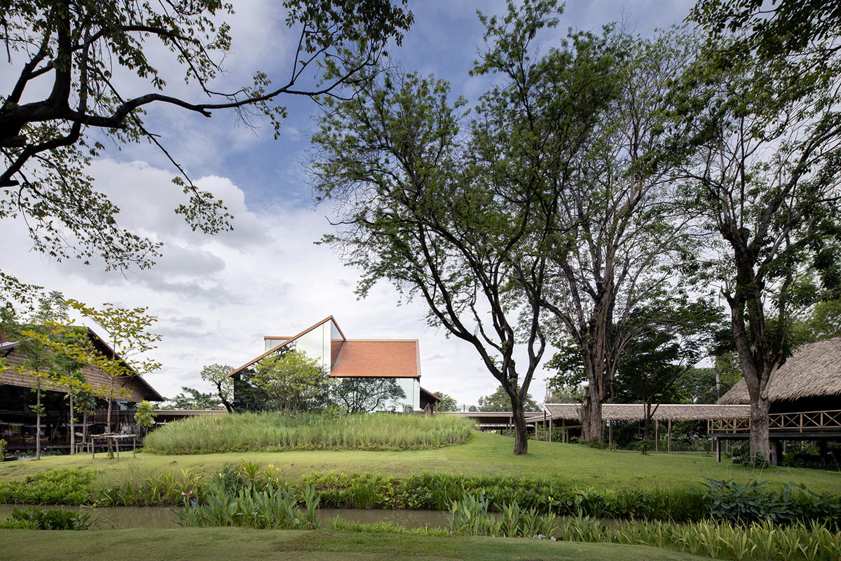 NITAPROW designed Patom Cafe with four segmented roof and thatched-roof walkway in Thailand