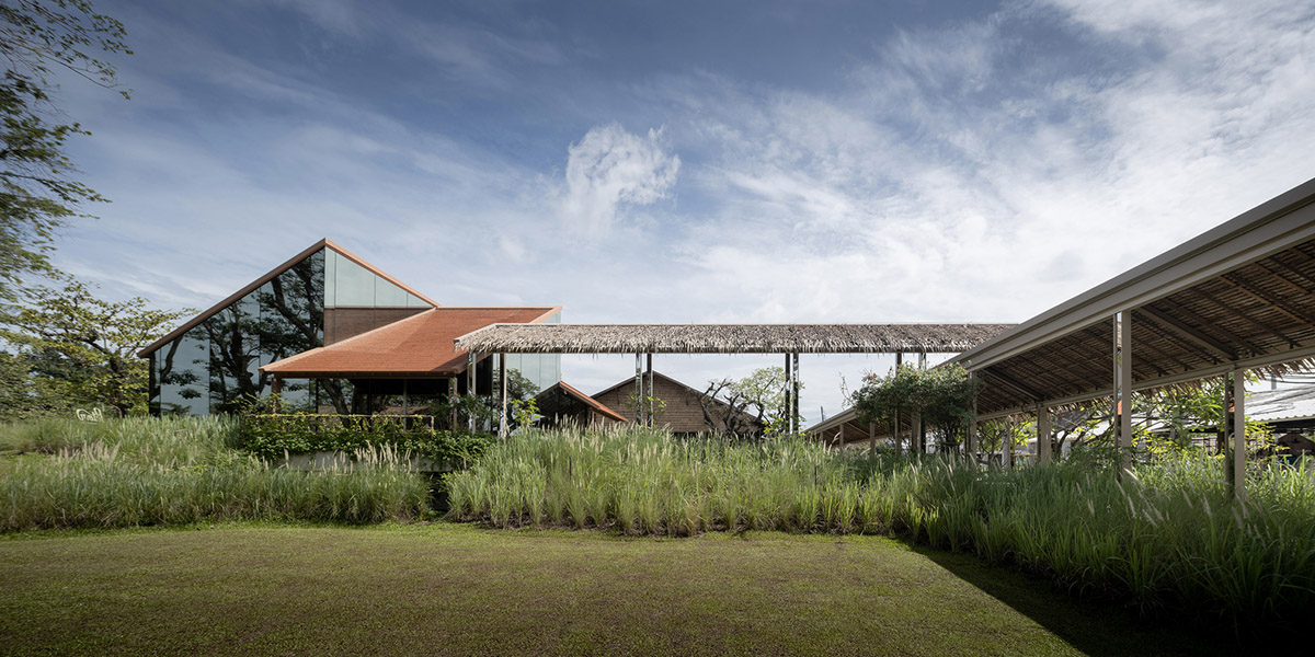 NITAPROW designed Patom Cafe with four segmented roof and thatched-roof walkway in Thailand