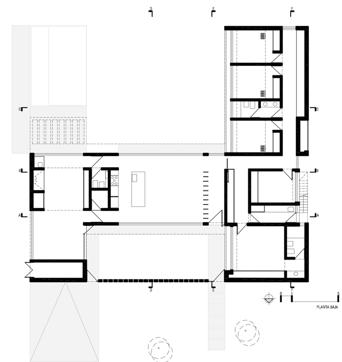 Nómade Arquitectura creates urban filter with large interlocked brick wall for house in Argentina