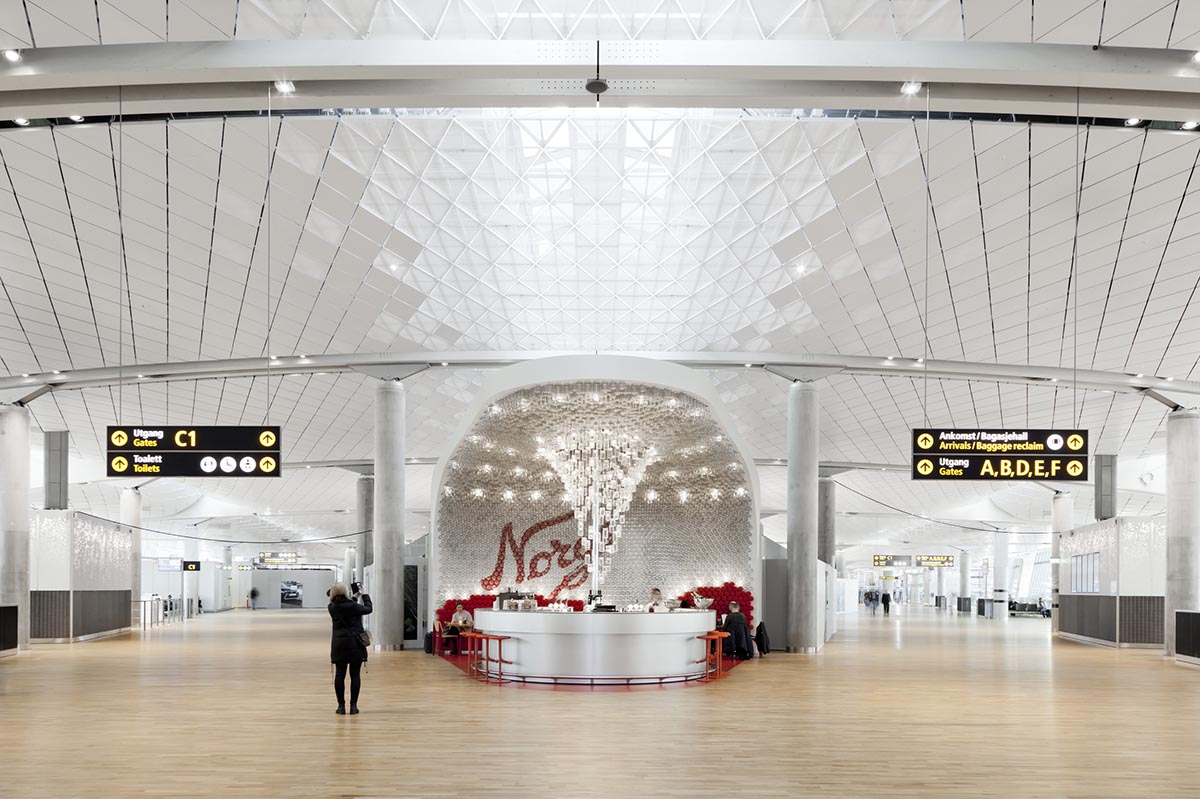 Snøhetta uses more than 4000 original Norgesglasset jars to create crystallized bar in Oslo’s airport