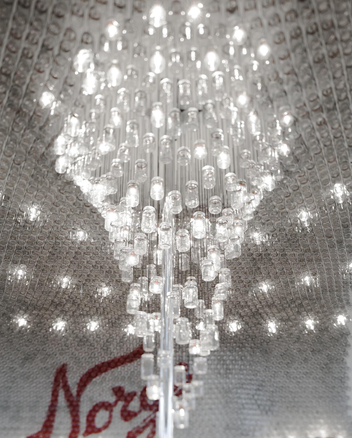 Snøhetta uses more than 4000 original Norgesglasset jars to create crystallized bar in Oslo’s airport