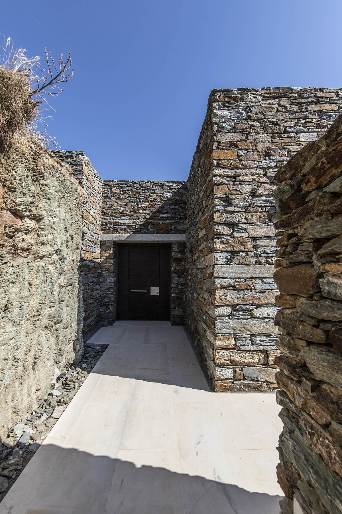Bobotis+Bobotis Architects' stone villas frame views towards the sea on the Kea island in Greece