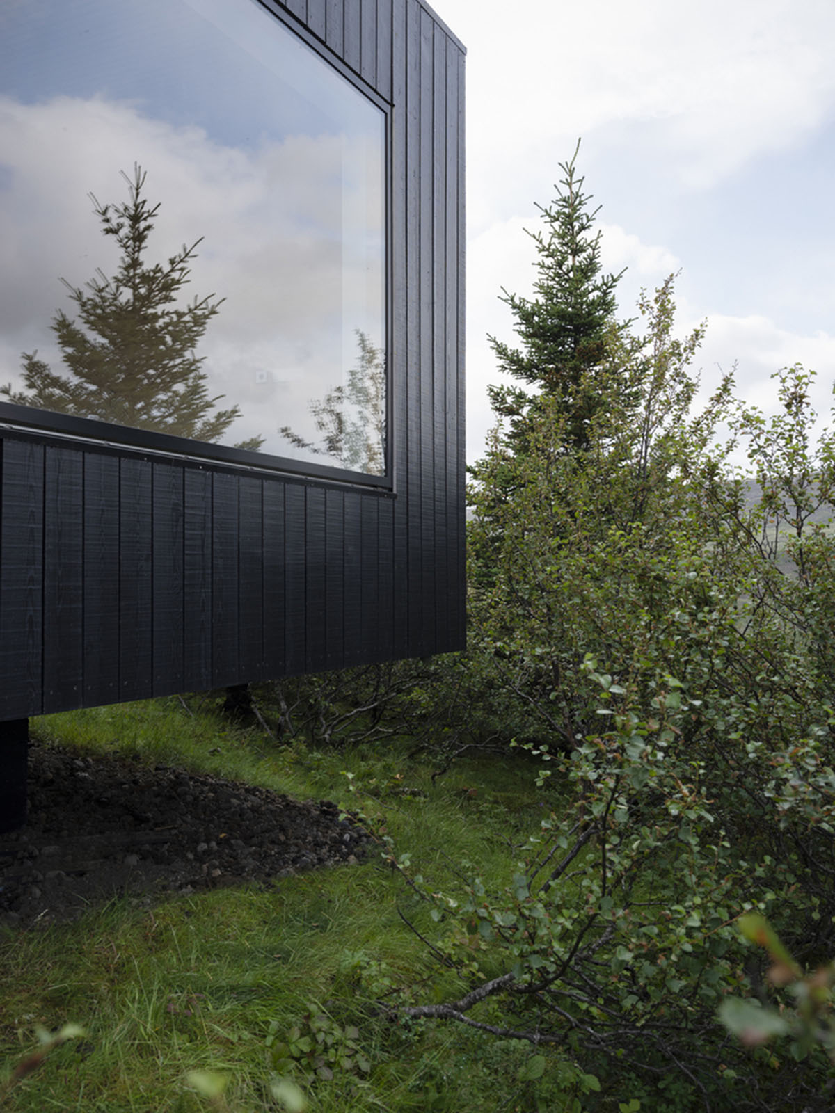 KRADS completes holiday home with inclined green roof towards the great Lake Þingvallavatn in Iceland