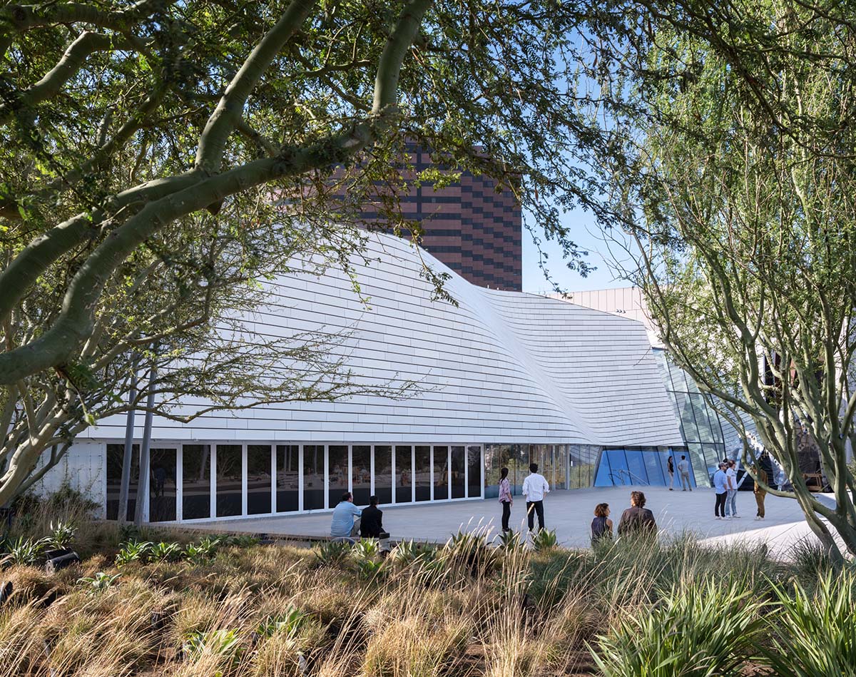 Morphosis completes Orange County Museum of Art with sweeping form in California