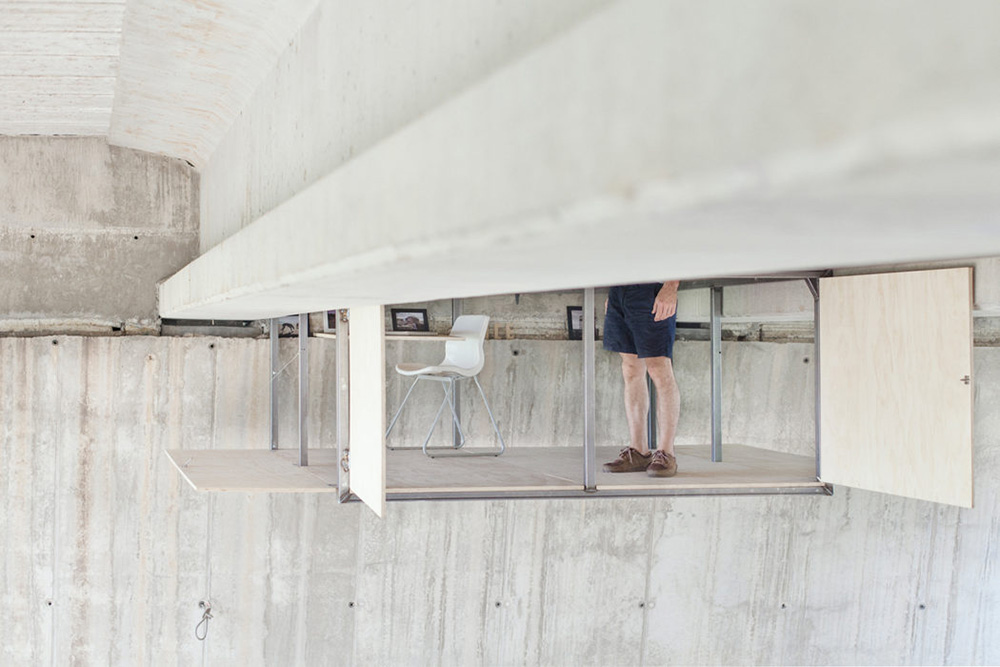 Fernando Abellanas installs his own studio under a traffic bridge in Spain