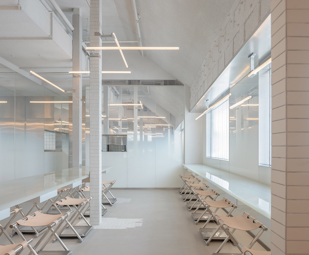 Office AIO создает туманные интерьеры для бара, напоминающие фасады многоэтажек с черепичными колоннами