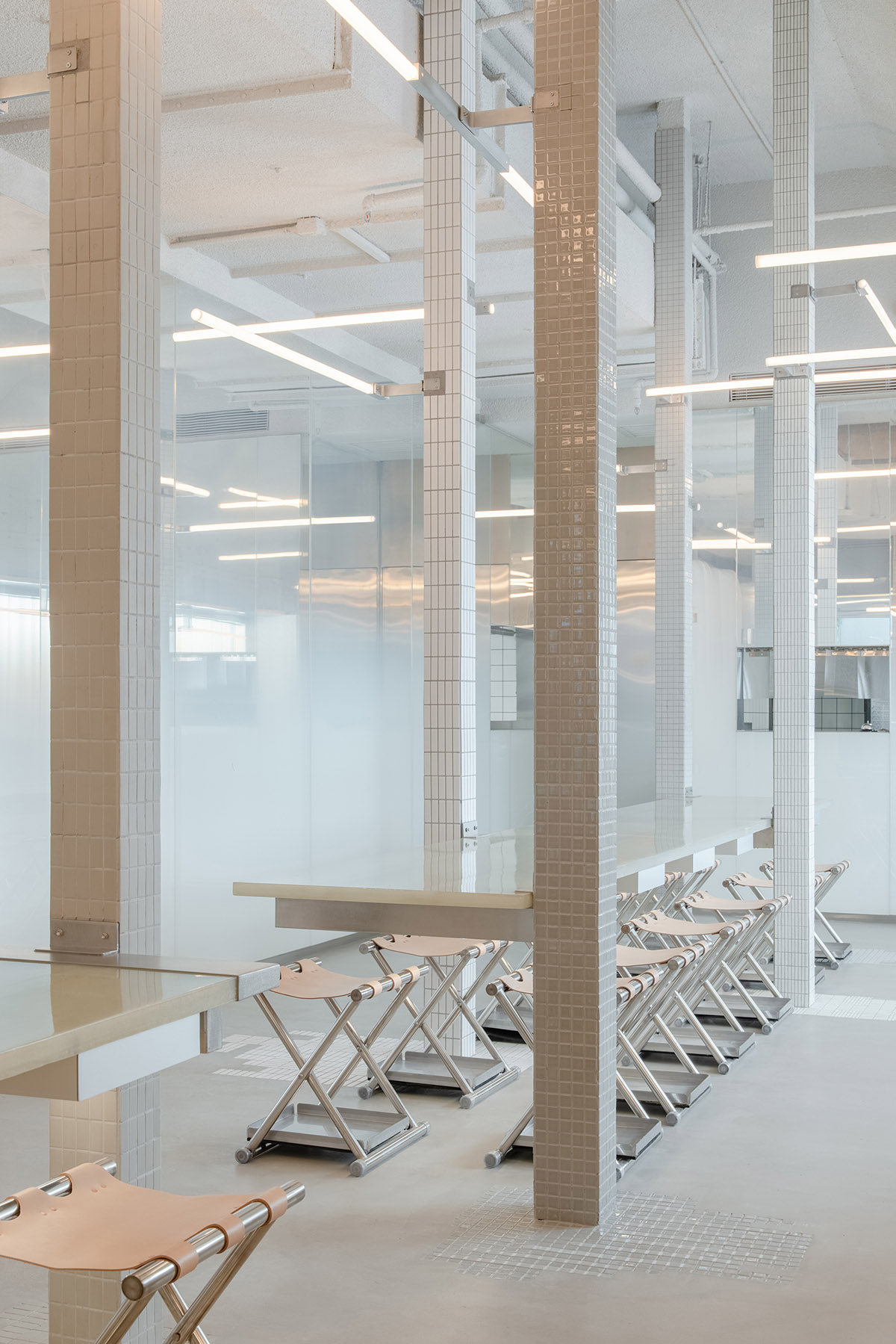 Office AIO создает туманные интерьеры для бара, напоминающие фасады многоэтажек с черепичными колоннами