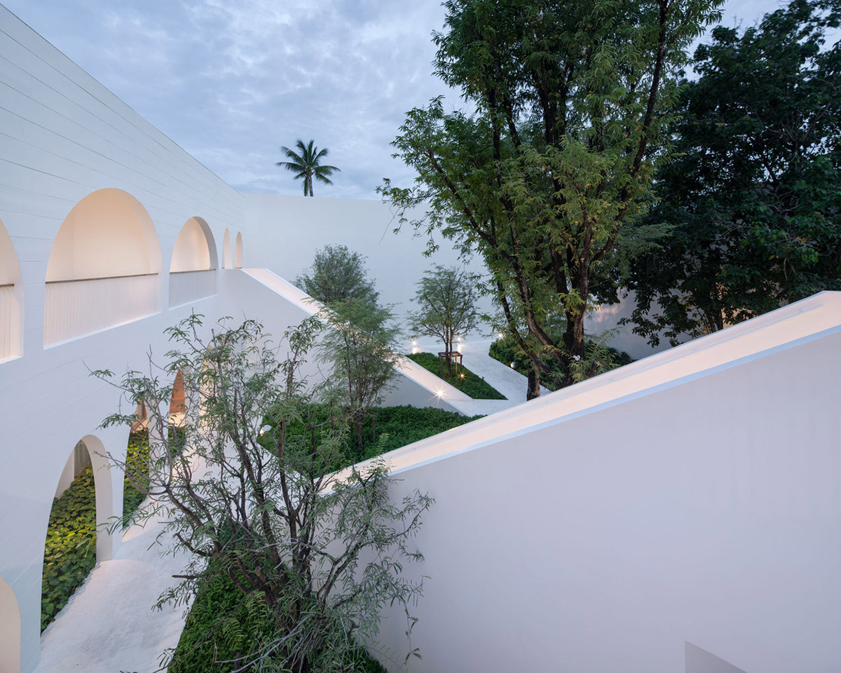 onion combines white concave and convex walls with colorful surfaces for beach resort in Thailand