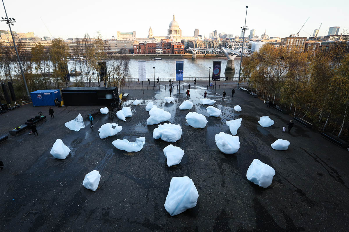 Olafur Eliasson installs giant ice blocks in London to create awareness about climate change