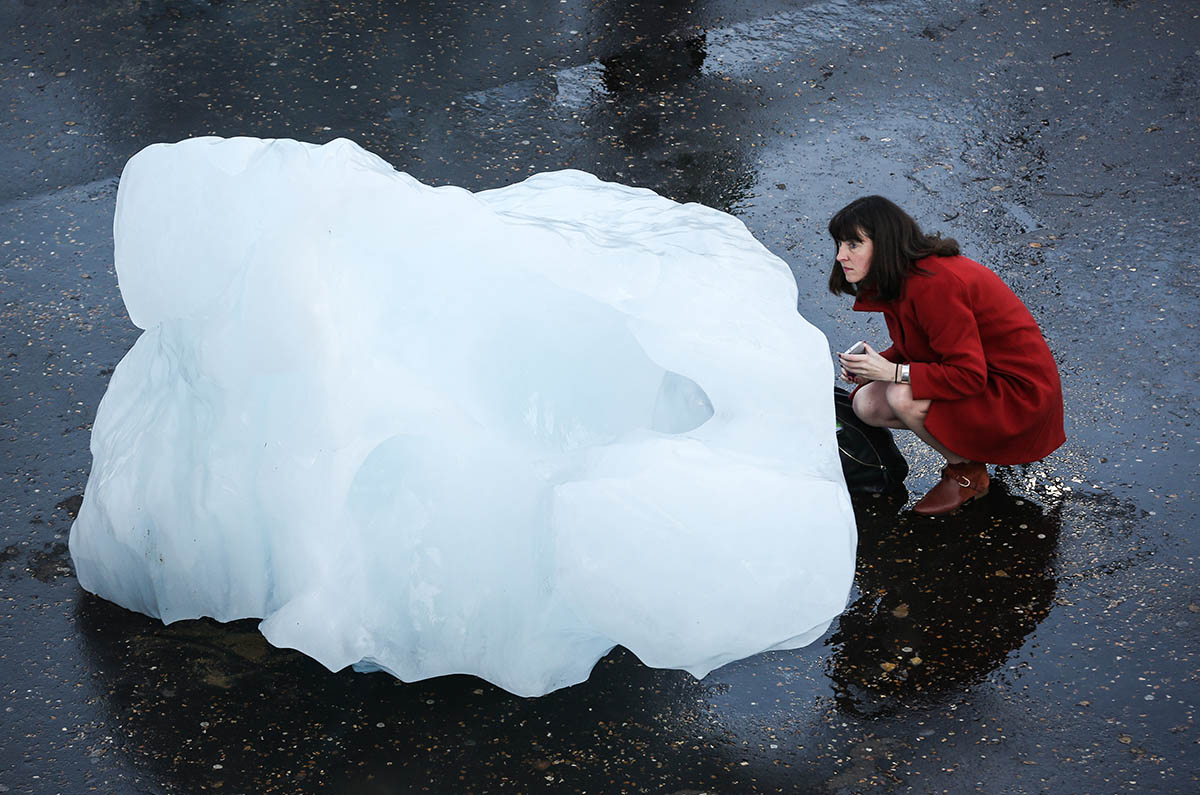 Olafur Eliasson installs giant ice blocks in London to create awareness about climate change