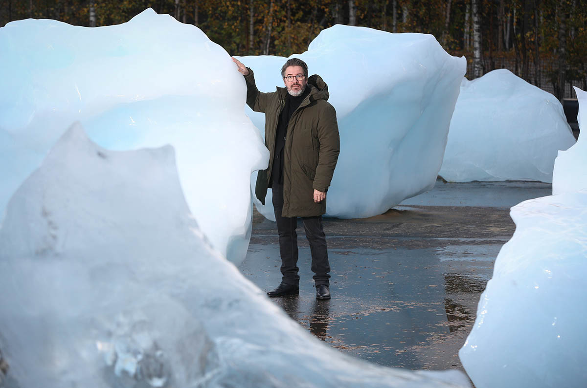 Olafur Eliasson installs giant ice blocks in London to create awareness about climate change