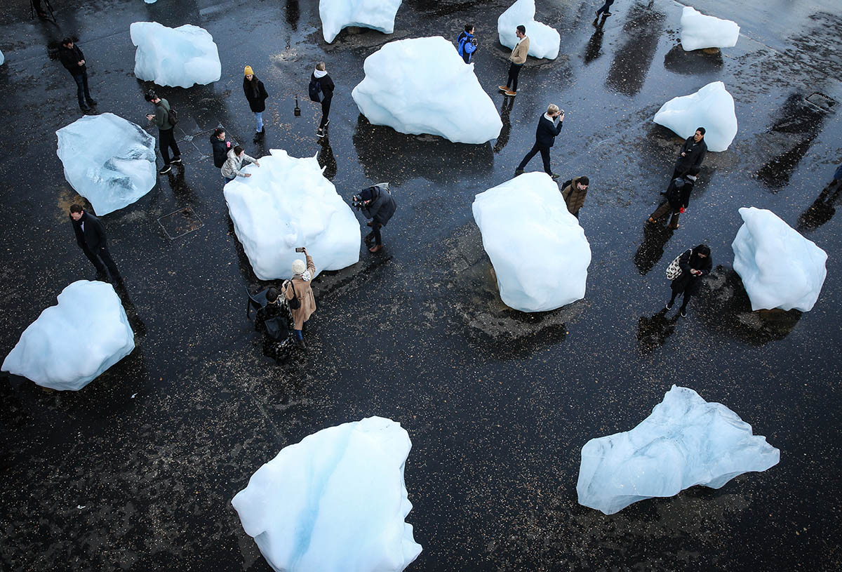 Olafur Eliasson installs giant ice blocks in London to create awareness about climate change