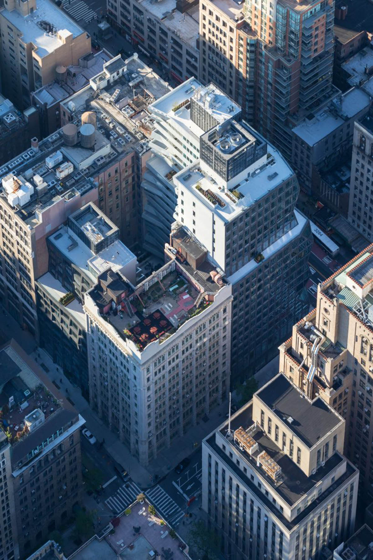 THE ARCHITECT'S EYE 建築家の目 アメリカの建築家71人… 本 OMA's 121 East 22nd Street redefines the streetscape with