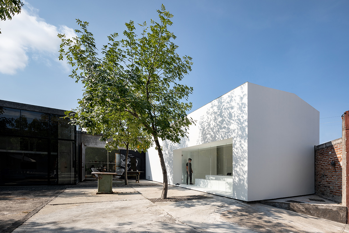 HW Studio Arquitectos converts old wood drying oven into its own studio with all-white colour volume