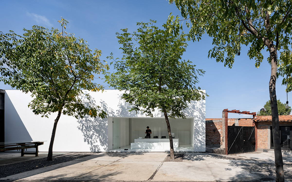 HW Studio Arquitectos converts old wood drying oven into its own studio with all-white colour volume