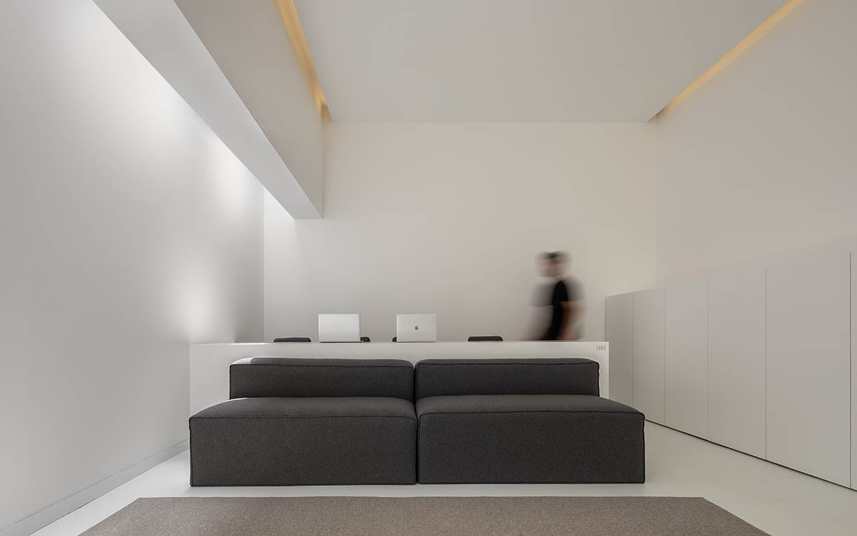 HW Studio Arquitectos converts old wood drying oven into its own studio with all-white colour volume