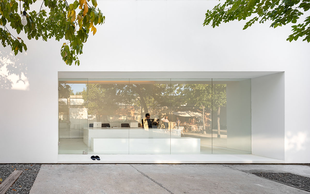HW Studio Arquitectos converts old wood drying oven into its own studio with all-white colour volume