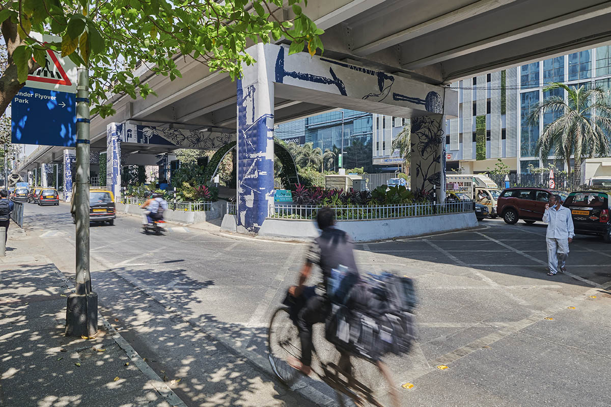 MVRDV и StudioPOD превращают заброшенное пространство Мумбаи под эстакадой в общественное пространство 