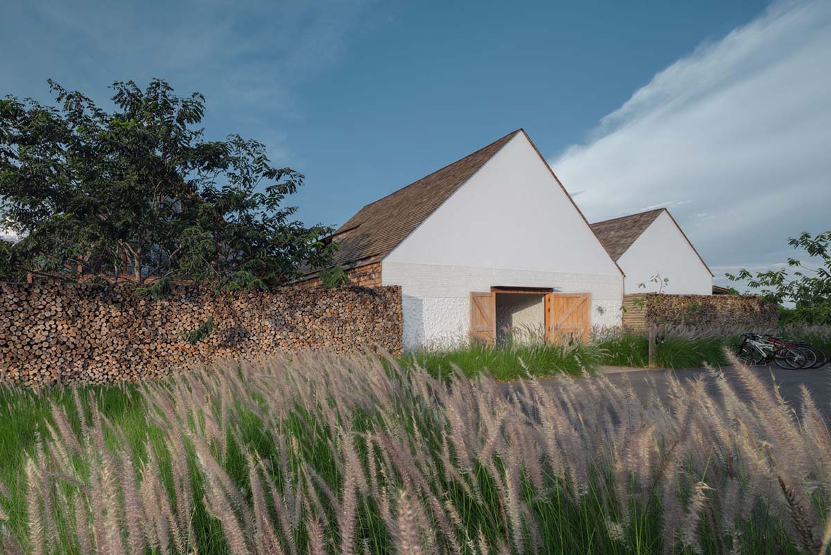 Onion completes rural hotel with private villas within organic fruit and vegetable farms in Thailand