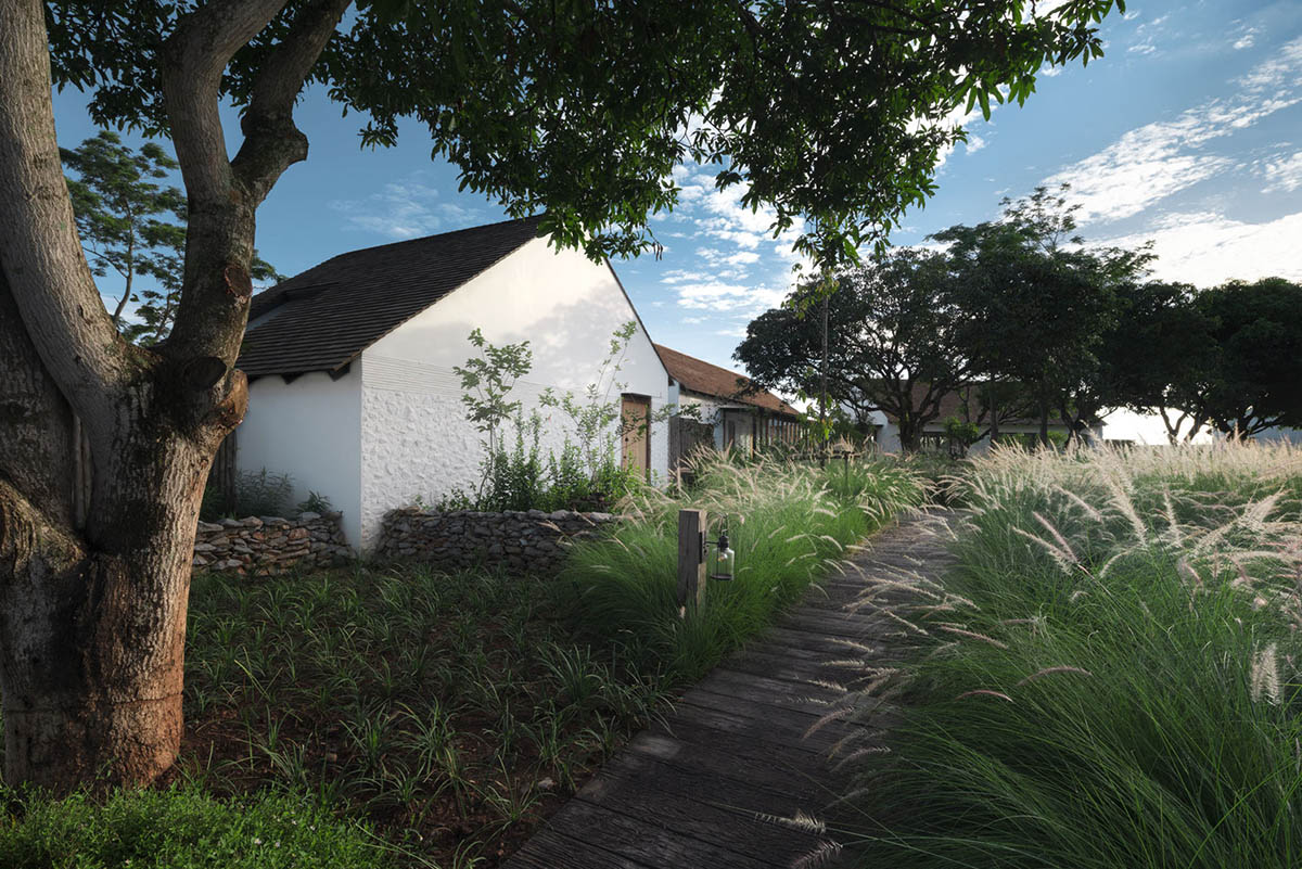 Onion completes rural hotel with private villas within organic fruit and vegetable farms in Thailand