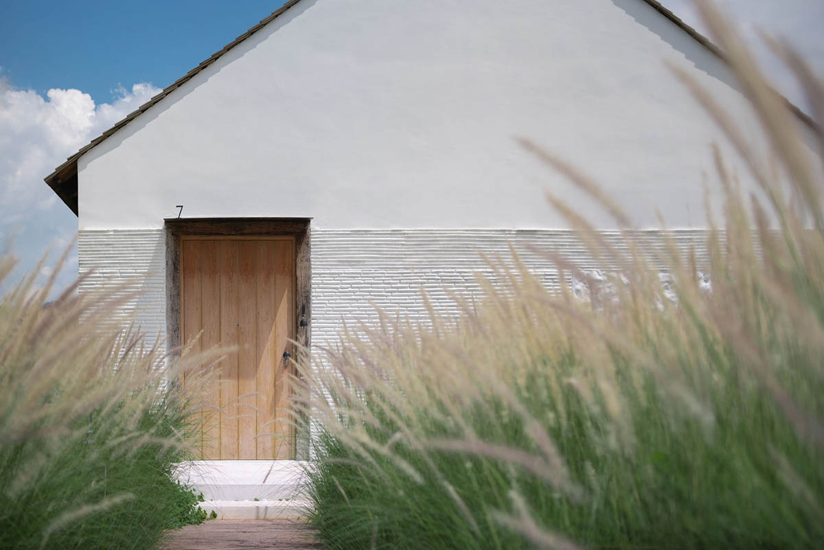 Onion completes rural hotel with private villas within organic fruit and vegetable farms in Thailand