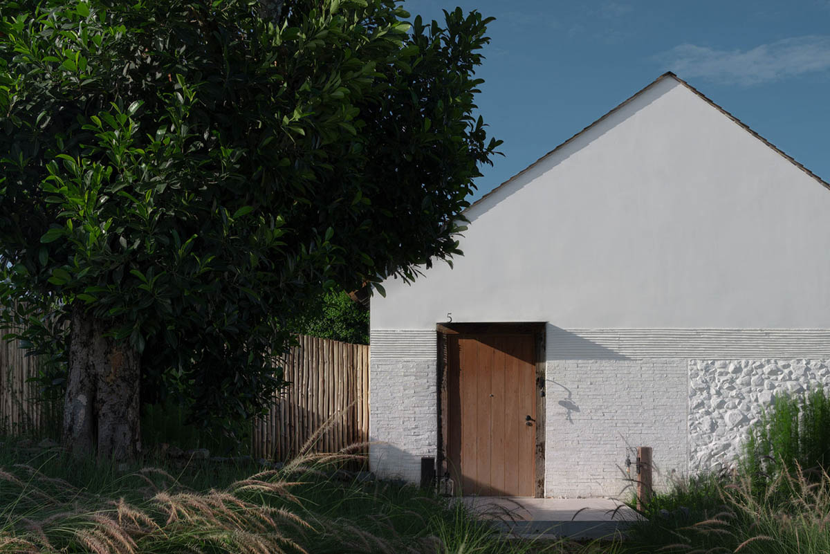 Onion completes rural hotel with private villas within organic fruit and vegetable farms in Thailand