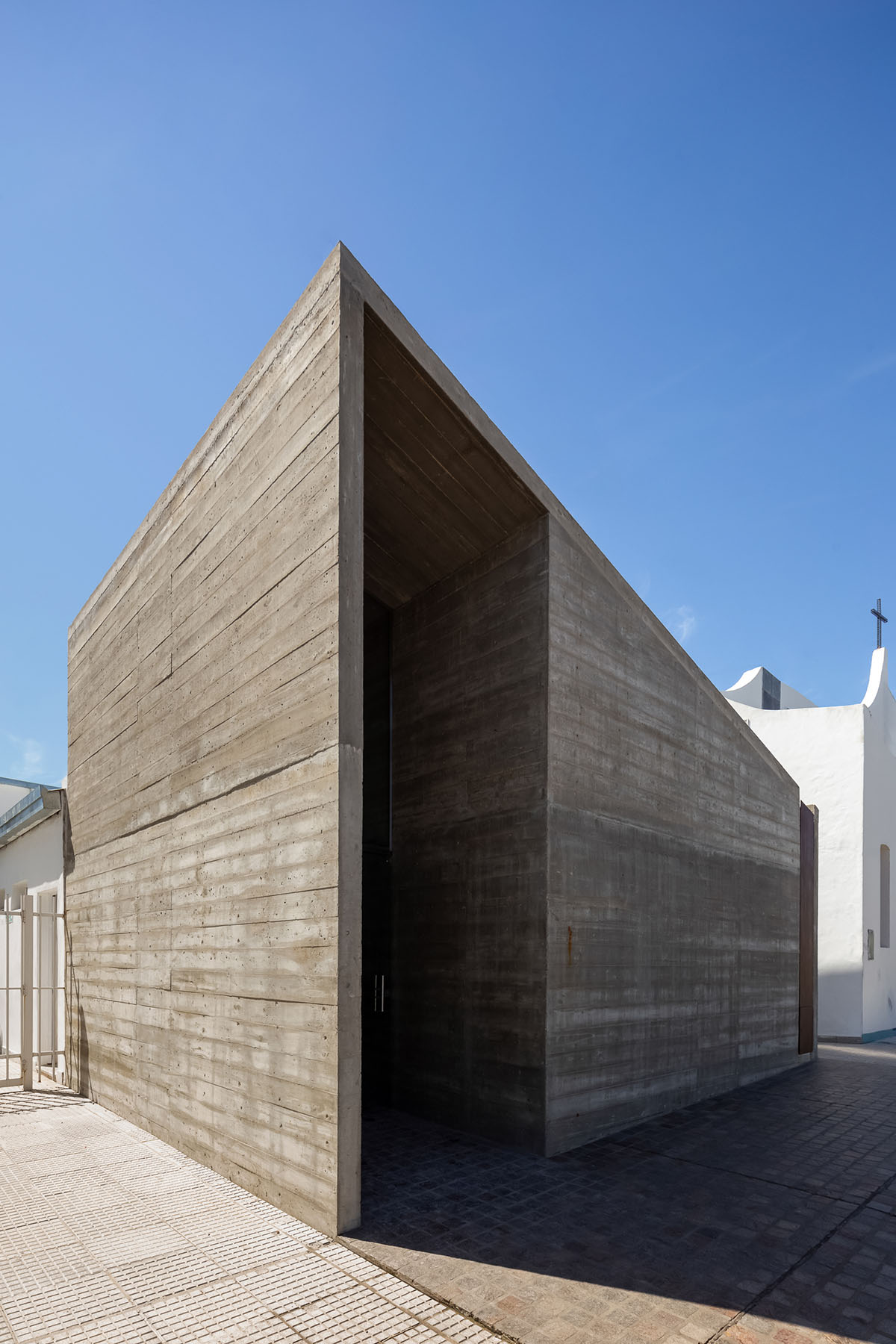 Asi Arquitectura completes small temple with gabled roof and side tower ...