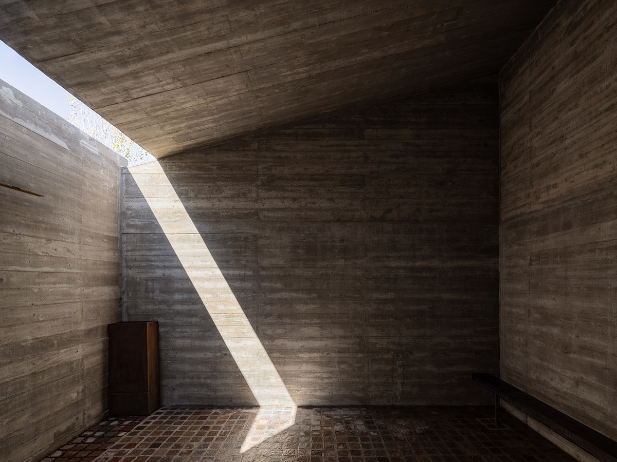 Asi Arquitectura completes small temple with gabled roof and side tower in Argentina