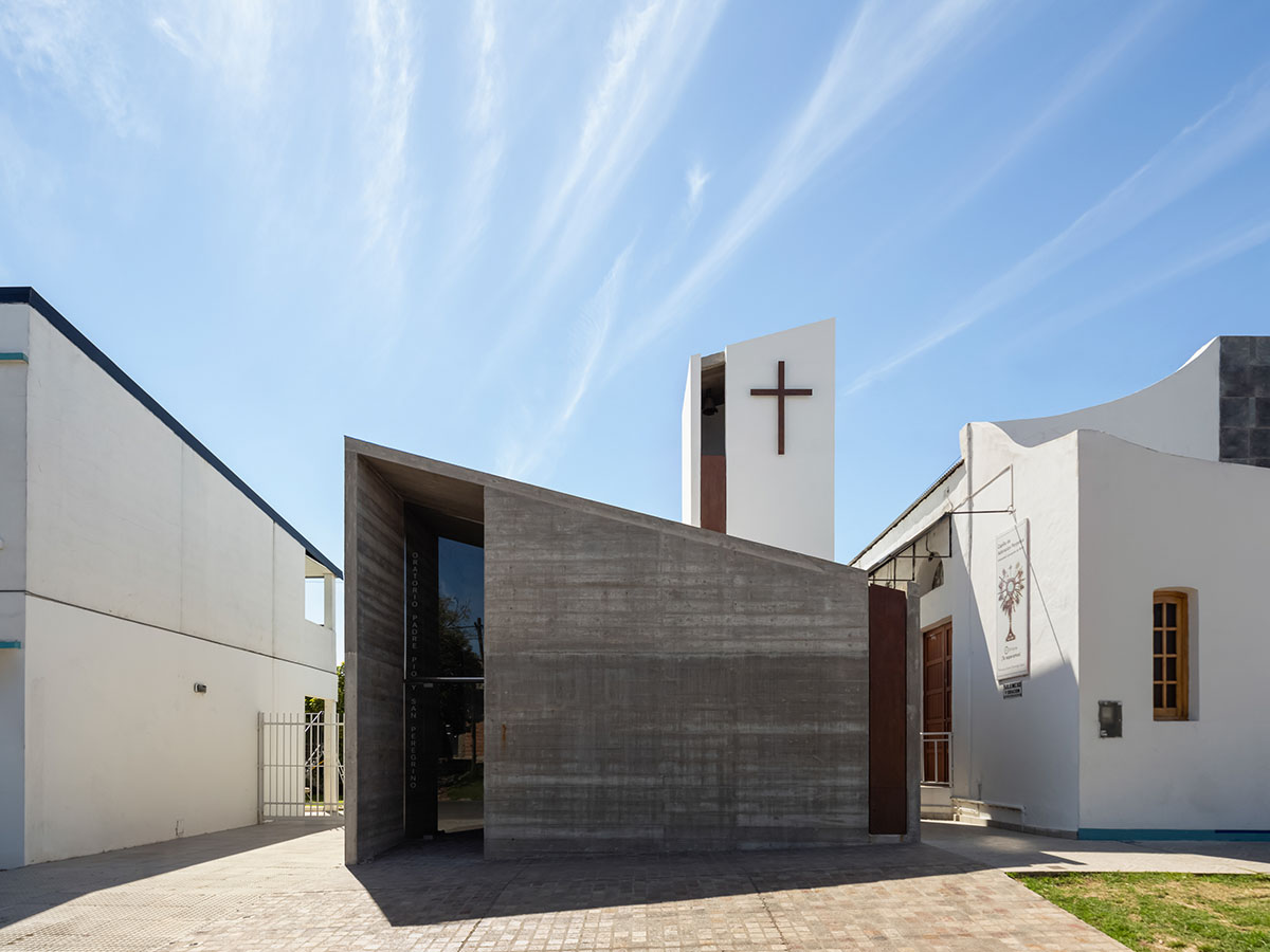 Asi Arquitectura completes small temple with gabled roof and side tower in Argentina