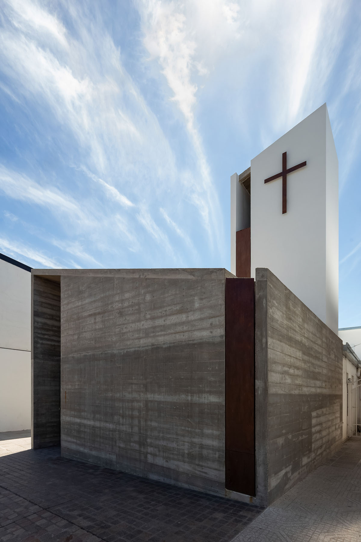 Asi Arquitectura completes small temple with gabled roof and side tower in Argentina