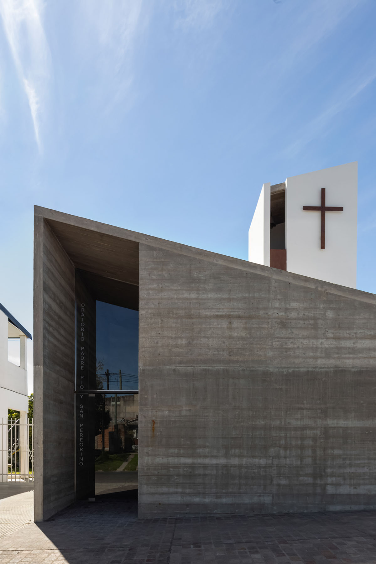 Asi Arquitectura completes small temple with gabled roof and side tower in Argentina