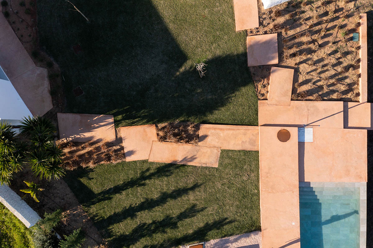 At Casa do Loureiro, Studio Orgânica Arquitectura Seamlessly Merges Land And Sky