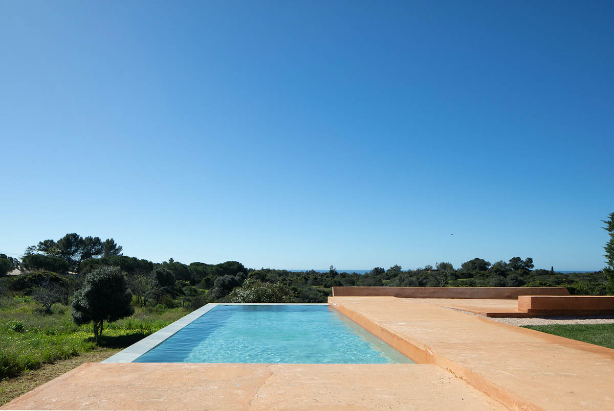 At Casa do Loureiro, Studio Orgânica Arquitectura Seamlessly Merges Land And Sky
